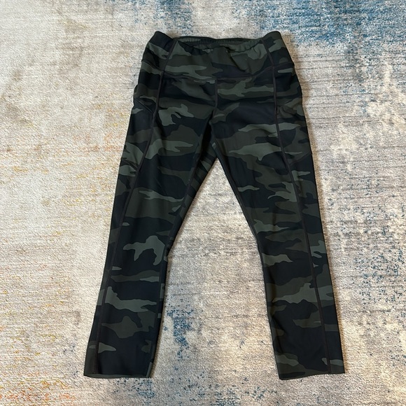 CAMO CONTENDER 7/8 TIGHT IN POWERLIFT Size Small (Raw Hem) - Picture 2 of 7